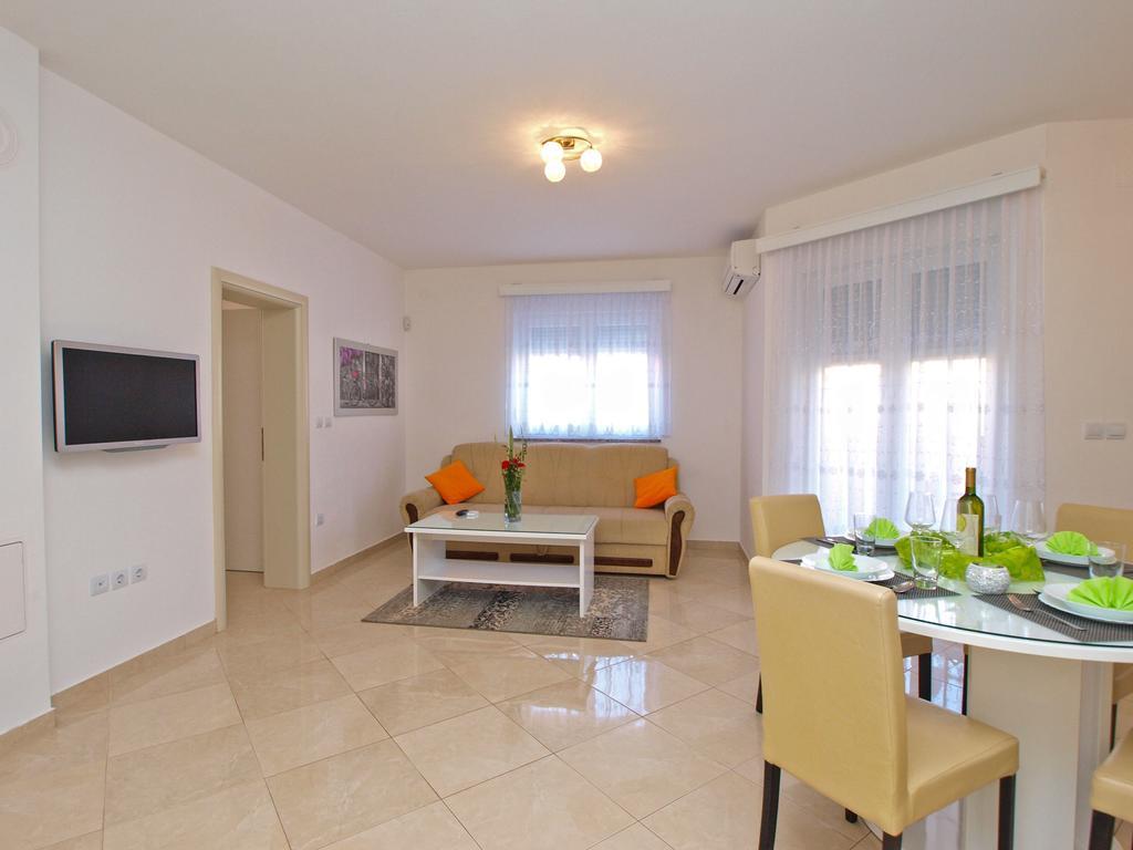 Apartment 396